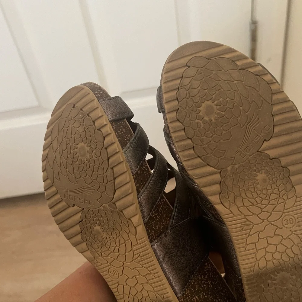 ✅DANSKO ,leather ,Pewter Metallic color Sandel shoes with adjustable strap - Picture 10 of 11